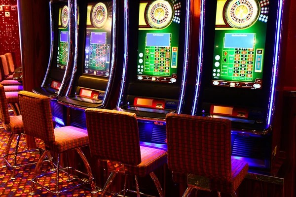 Live-dealer blackjack table on pastiwd with real dealer and multi-camera view